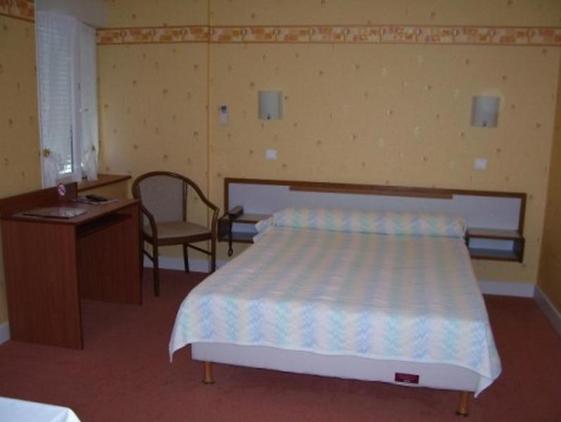 Hotel De L'Agriculture Decize Room photo
